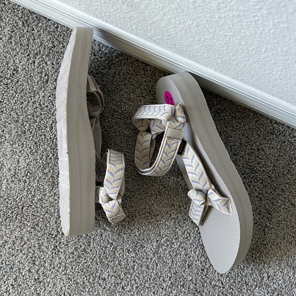 BRAND NEW TEVA SANDALS SHOES SIZE 11 - Picture 2 of 5